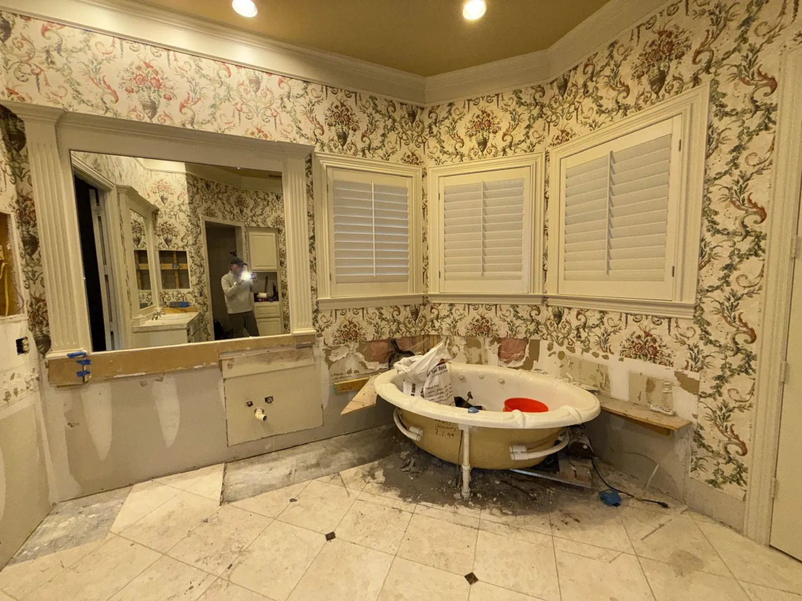 Shubert Ct. primary bathroom in Dallas before the remodel